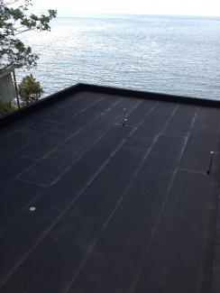 With a root-resistant bituminous waterproofing membrane, the roofs are very well prepared for the installation of the ZinCo green roof system. Source: Architek Waterproofing membrane on a roof